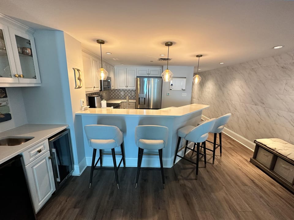 Breakfast bar, wet bar