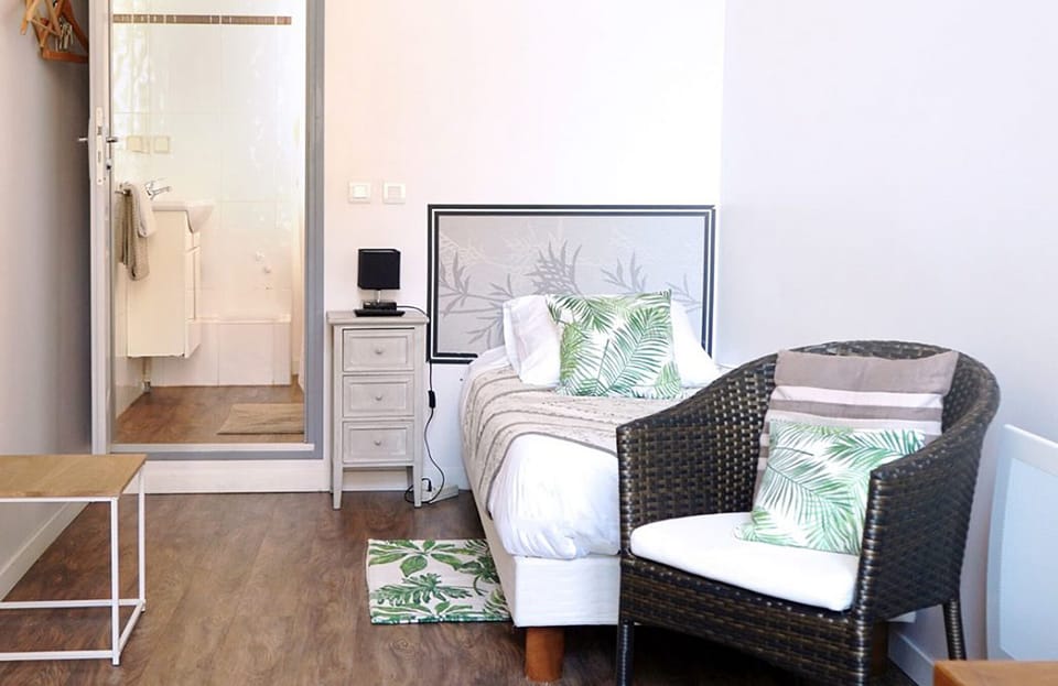 Single Room, 1 Twin Bed | Desk, iron/ironing board, free WiFi, bed sheets