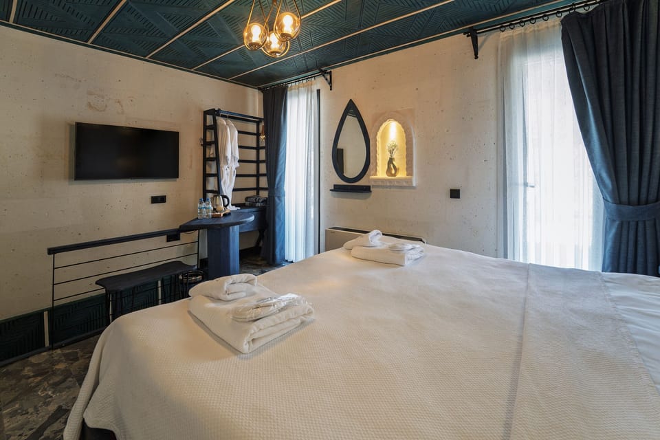 Junior Suite | Egyptian cotton sheets, premium bedding, memory foam beds, minibar
