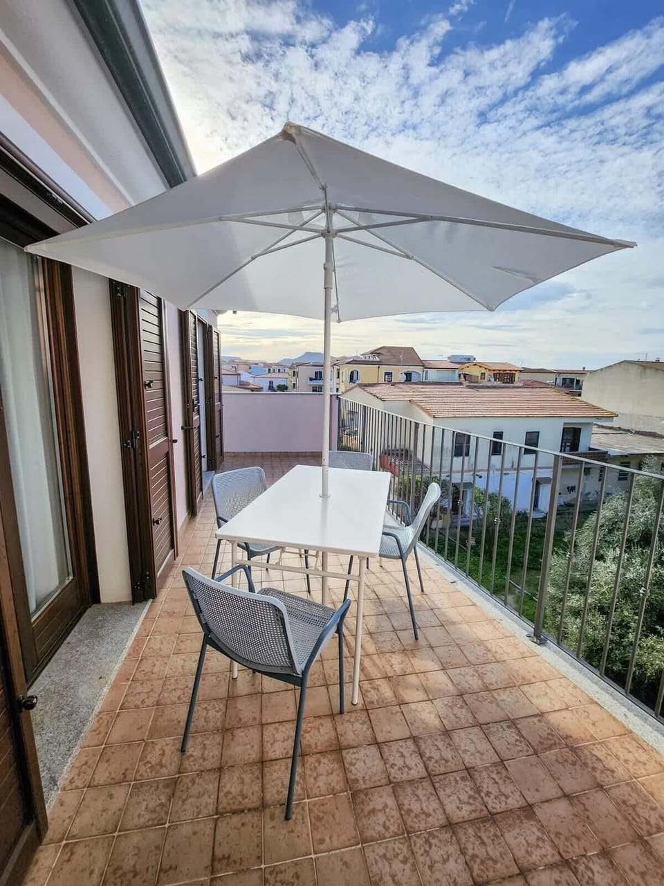 Terrazzo lato cucina e camera con letti singoli
