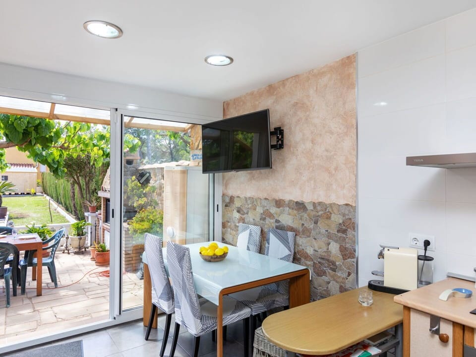 Table, Furniture, Property, Plant, Chair, Wood, Interior Design, Floor, Flooring, Wall