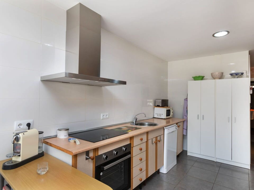 Cabinetry, Property, Furniture, Countertop, Building, Kitchen, Drawer, Wood, Lighting, Flooring