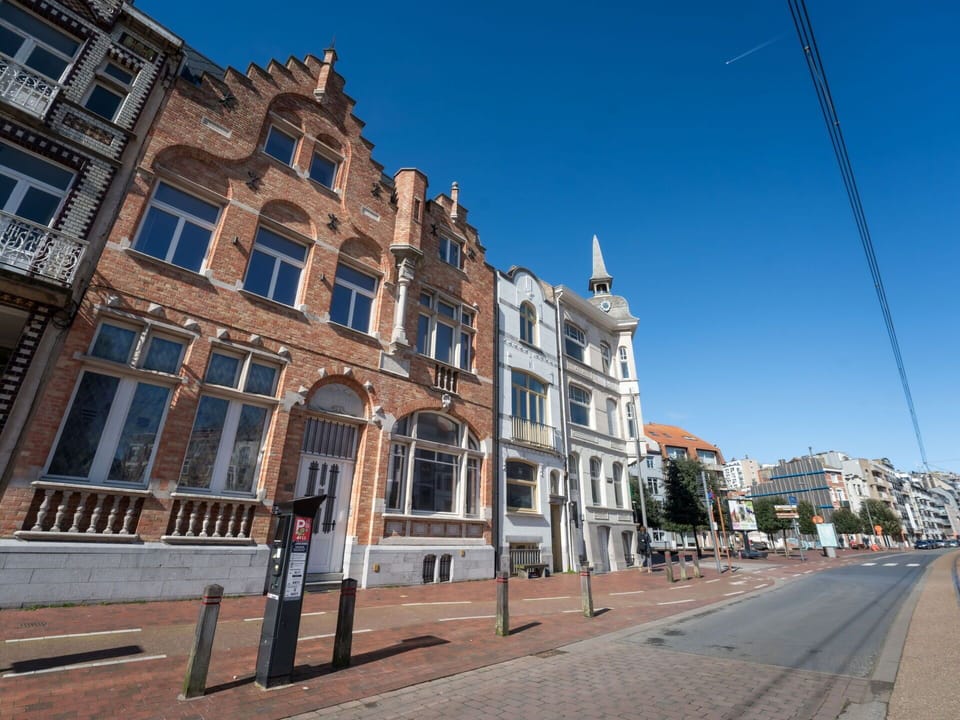 Sky, Building, Window, Street Light, Road Surface, Urban Design, Neighbourhood, Tree, Residential Area, Facade