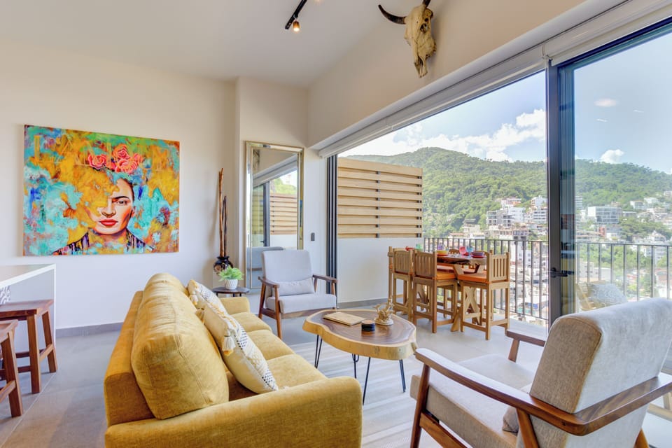Indoor–outdoor living: walltowall sliders open for true PV breezes.