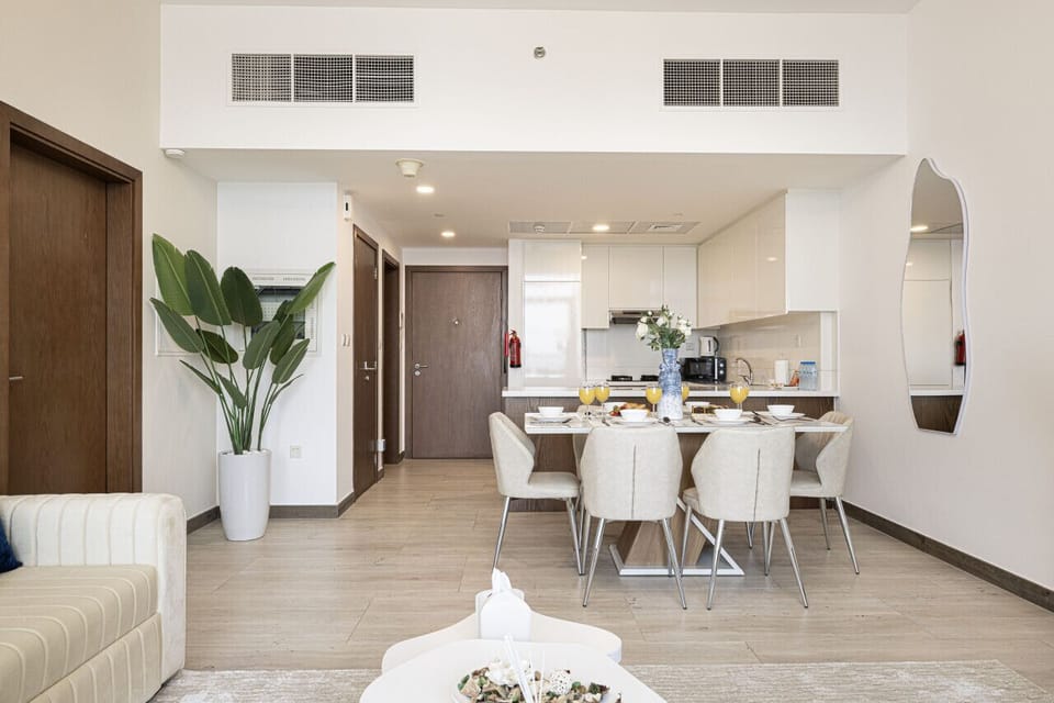 Spacious Living and dining area