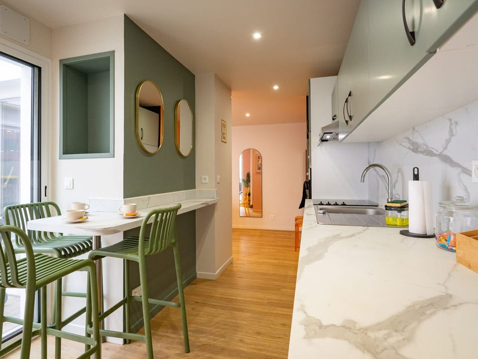 Design Townhome | Private kitchen | Full-size fridge, microwave, oven, stovetop