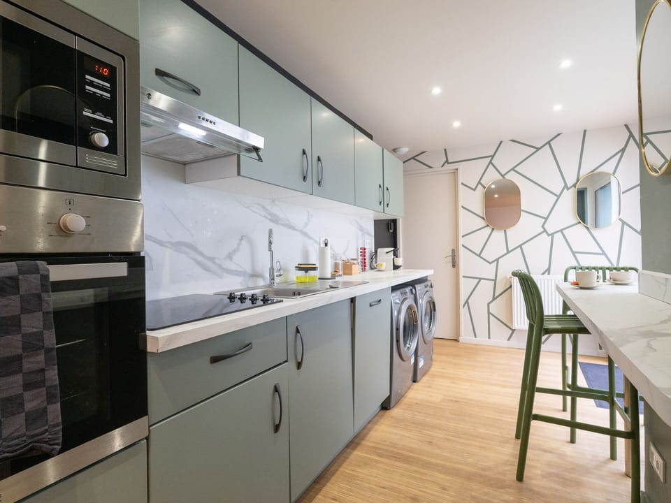 Design Townhome | Private kitchen | Full-size fridge, microwave, oven, stovetop