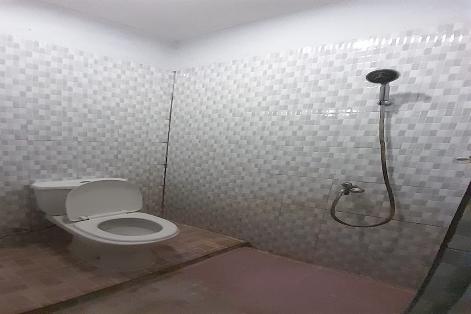 Standard Double Room | Bathroom | Shower, towels
