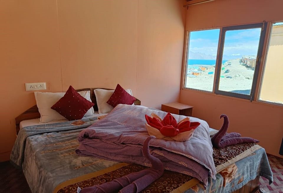 Deluxe Double or Twin Room, Multiple Bedrooms, Lake View | Bed sheets