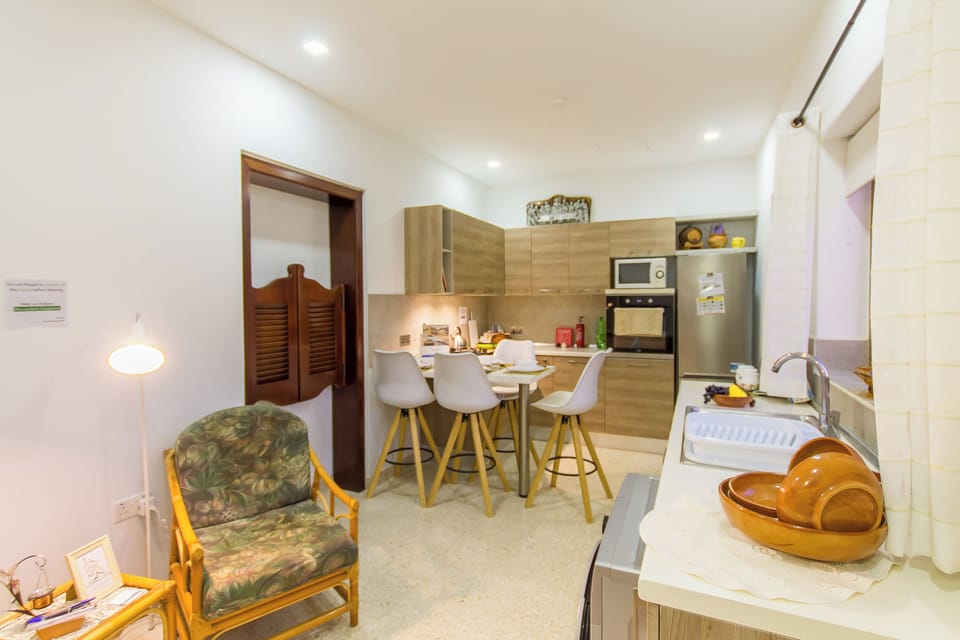 Family Townhome, 2 Bedrooms, 2 Bathrooms (Sunny Maltese townhouse Madonnina) | Private kitchen
