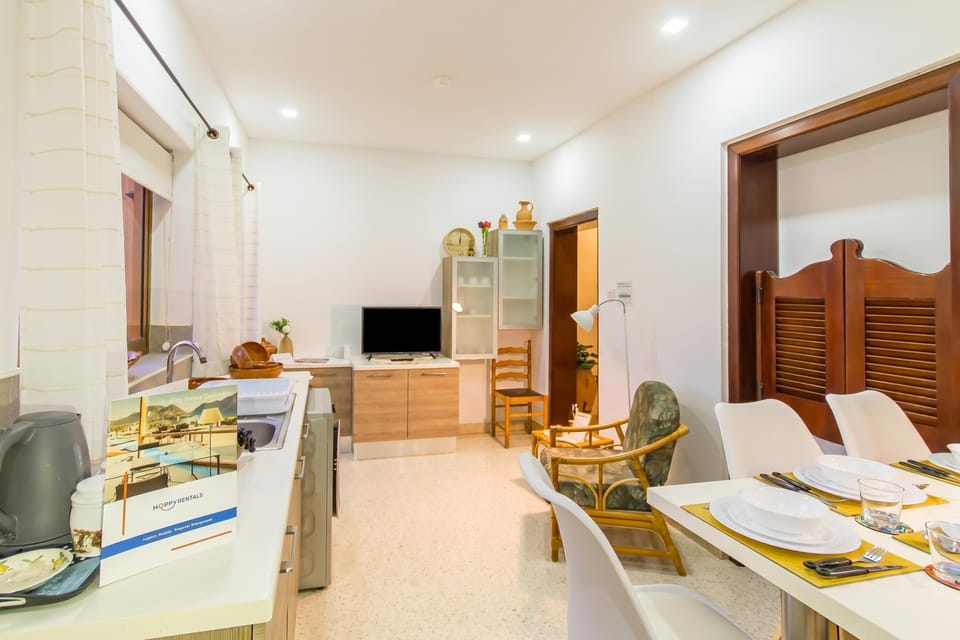 Family Townhome, 2 Bedrooms, 2 Bathrooms (Sunny Maltese townhouse Madonnina) | Dining