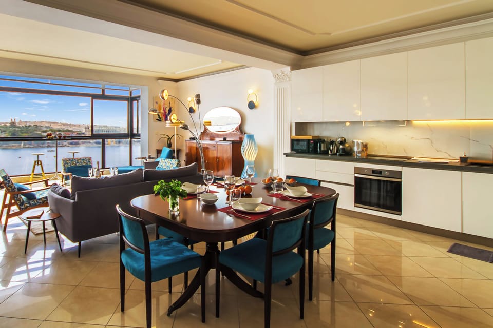 Family Apartment, Multiple Bedrooms, 2 Bathrooms (A Magnificent Sunny Seafront Apart) | Dining