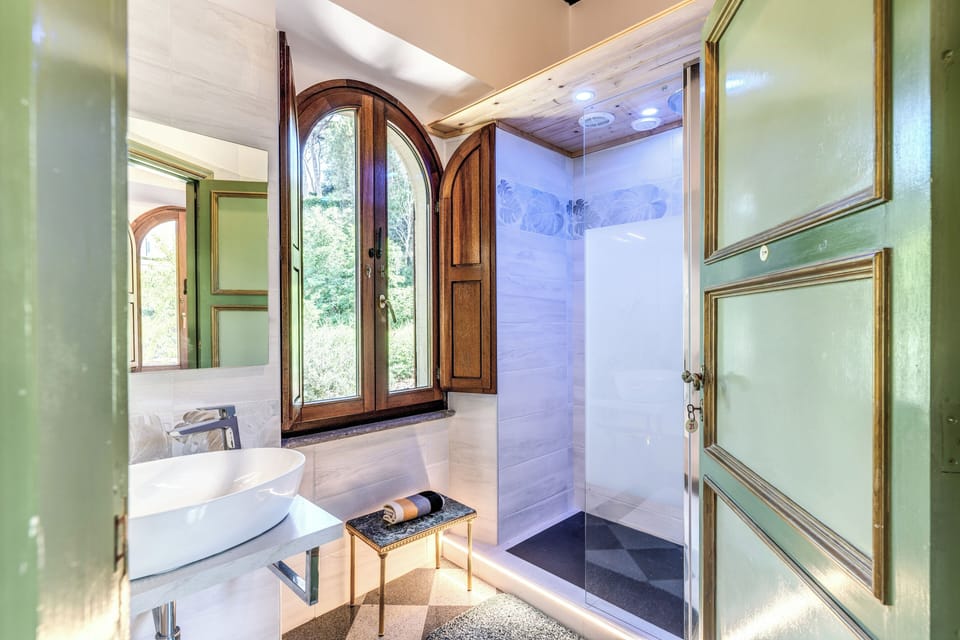 Deluxe Studio Suite, 2 Bedrooms, Garden View | Bathroom | Shower, rainfall showerhead, free toiletries, hair dryer