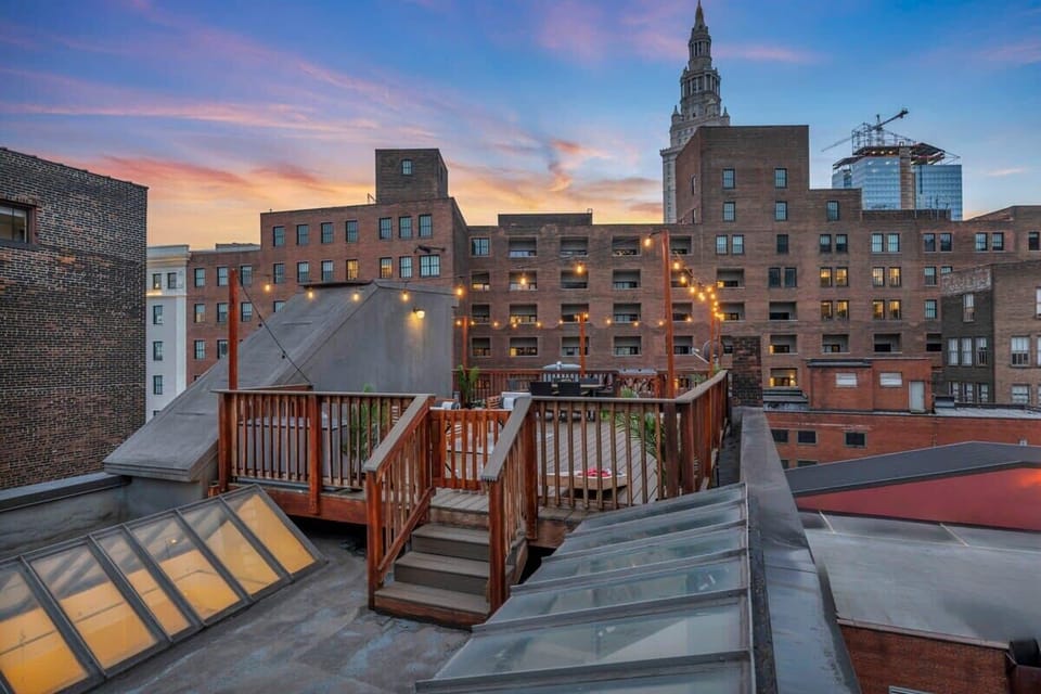 This rooftop provides a comfortable open space with a great view, ideal for quiet moments or social gatherings.