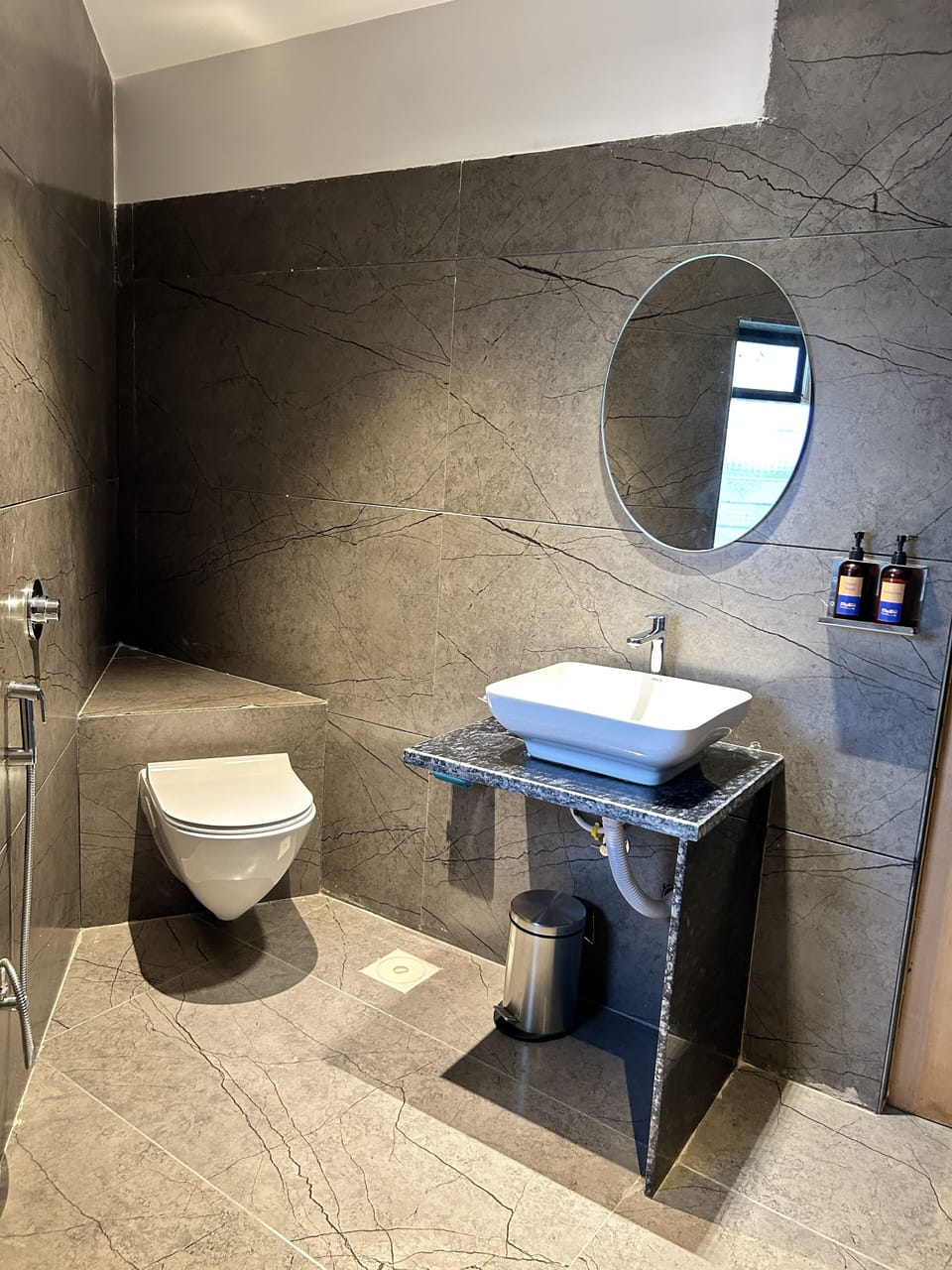 Executive Suite | Bathroom | Shower, rainfall showerhead, free toiletries, slippers