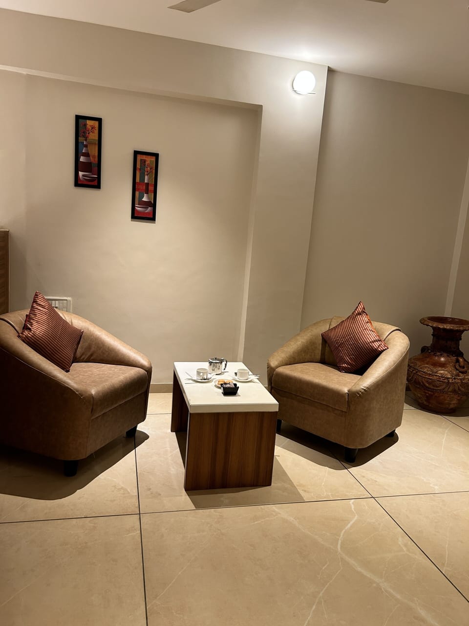 Executive Suite | Living area | 48-inch LCD TV with satellite channels