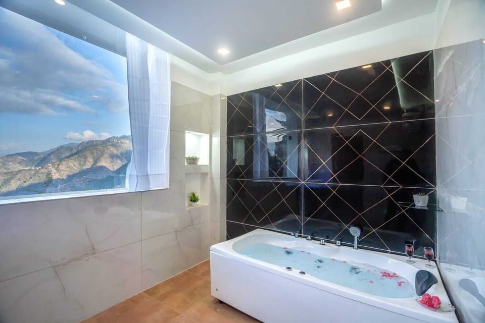 Deep soaking bathtub