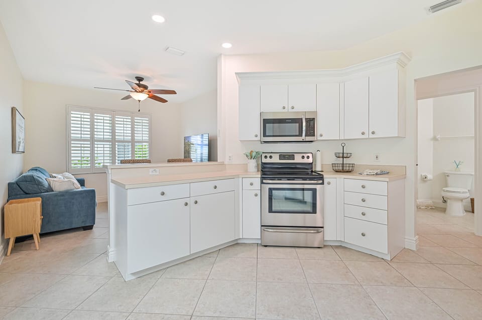 TSR2004 - Fully equipped kitchen with breakfast bar