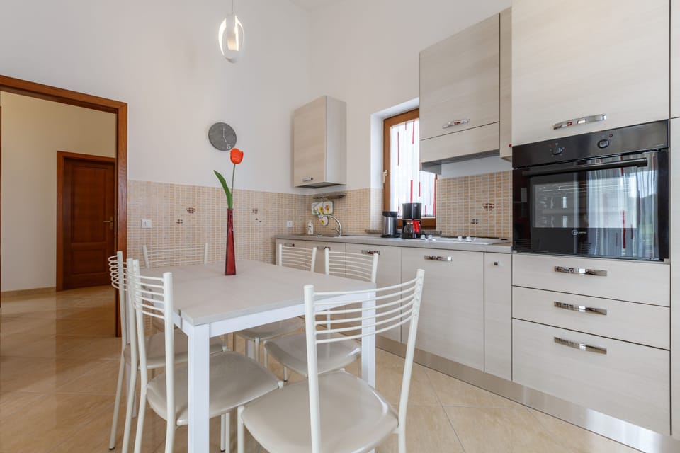 Classic House, Kitchen, Garden View | Private kitchen | Oven, toaster, cookware/dishes/utensils, cleaning supplies