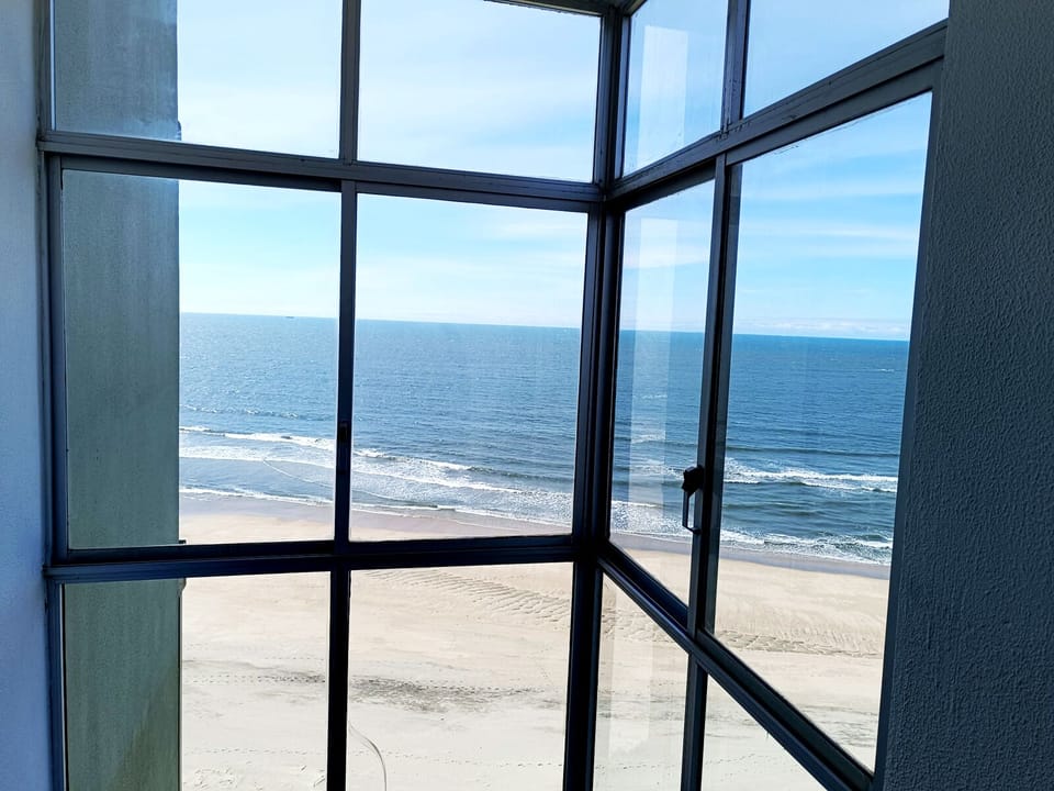 Varanda sala de estar com vista mar