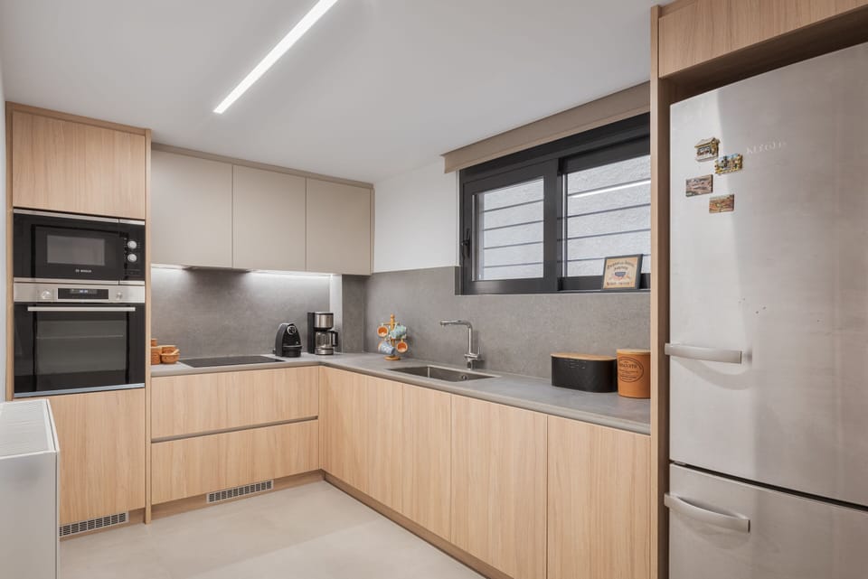 Deluxe Apartment | Private kitchen | Fridge, microwave, oven, stovetop