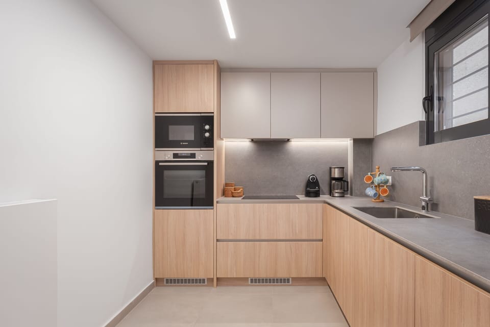 Deluxe Apartment | Private kitchen | Fridge, microwave, oven, stovetop