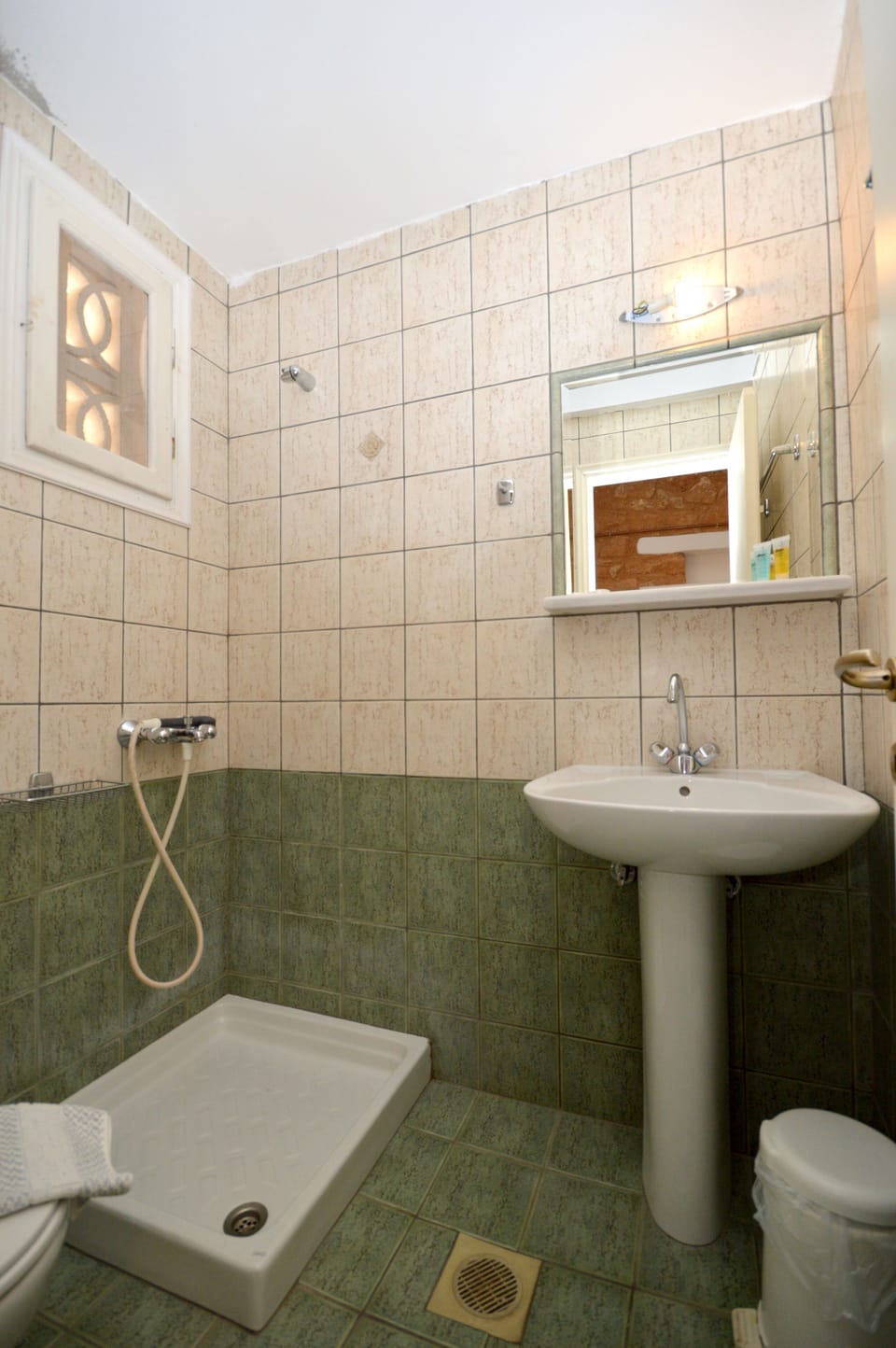 Basic Double Room, Courtyard View | Bathroom | Free toiletries, hair dryer