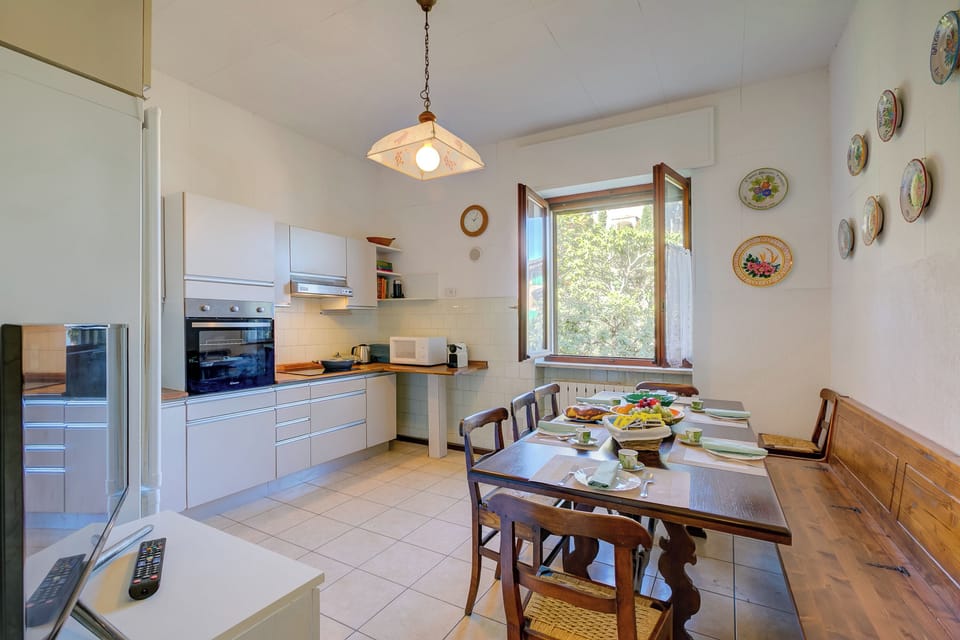 Family Villa, 4 Bedrooms, 2 Bathrooms, Mountainside (Blooming Villa Cos Lake View) | Dining room