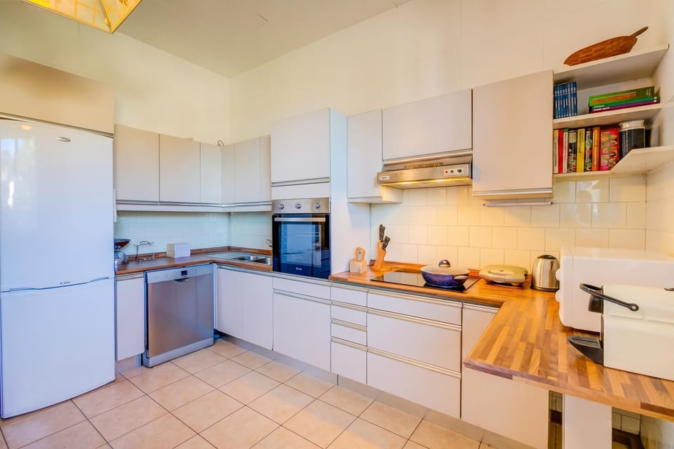 Family Villa, 4 Bedrooms, 2 Bathrooms, Mountainside (Blooming Villa Cos Lake View) | Private kitchen