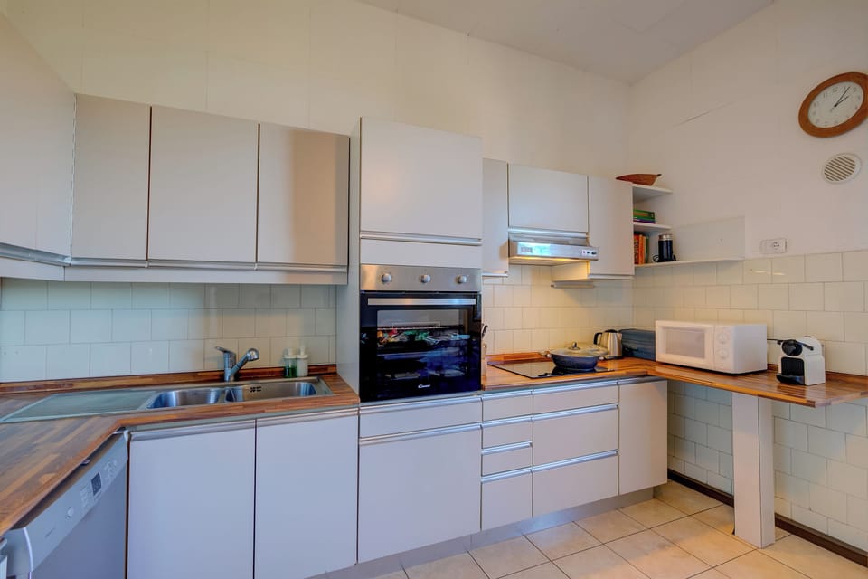 Family Villa, 4 Bedrooms, 2 Bathrooms, Mountainside (Blooming Villa Cos Lake View) | Private kitchen