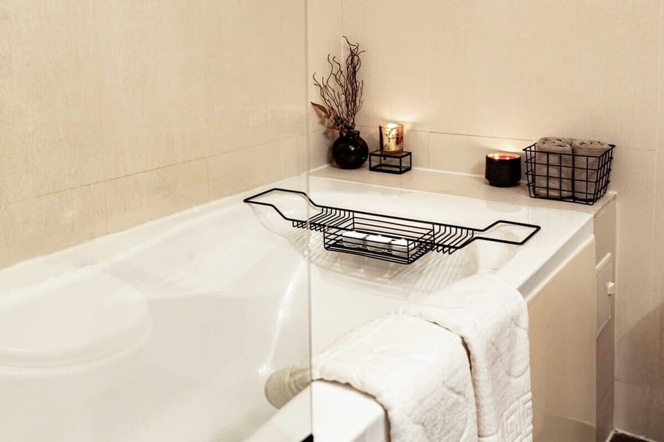 Timeless sophistication captured in a single frame – a classy bathroom adorned with chic design and pristine cleanliness.