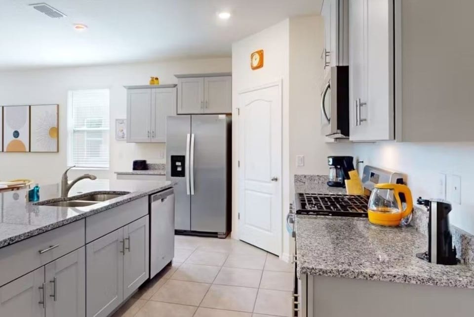 House, 5 Bedrooms | Private kitchen | Microwave, dishwasher, cookware/dishes/utensils