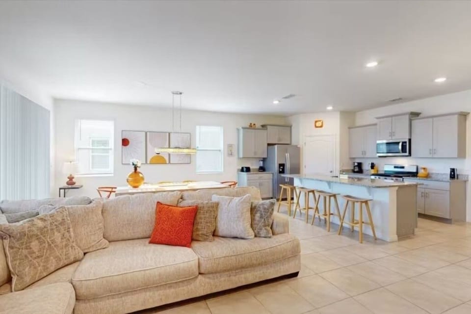 House, 5 Bedrooms | Living area