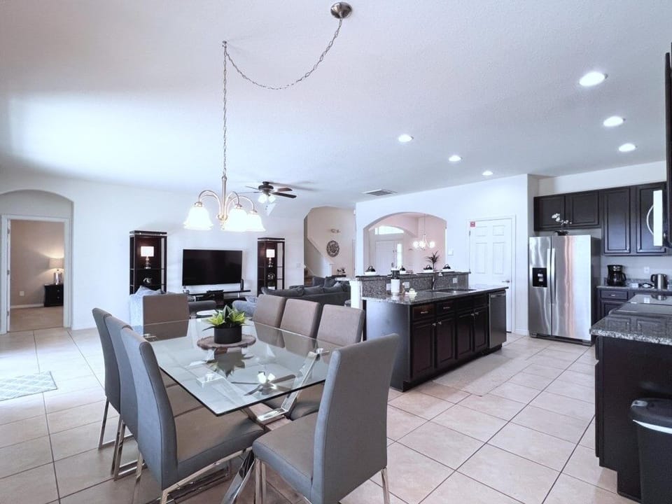 House, 5 Bedrooms | Private kitchen | Microwave, dishwasher