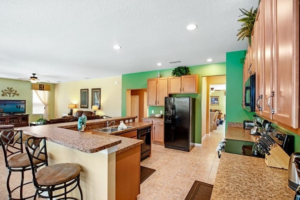 House, 6 Bedrooms | Private kitchen | Microwave, dishwasher