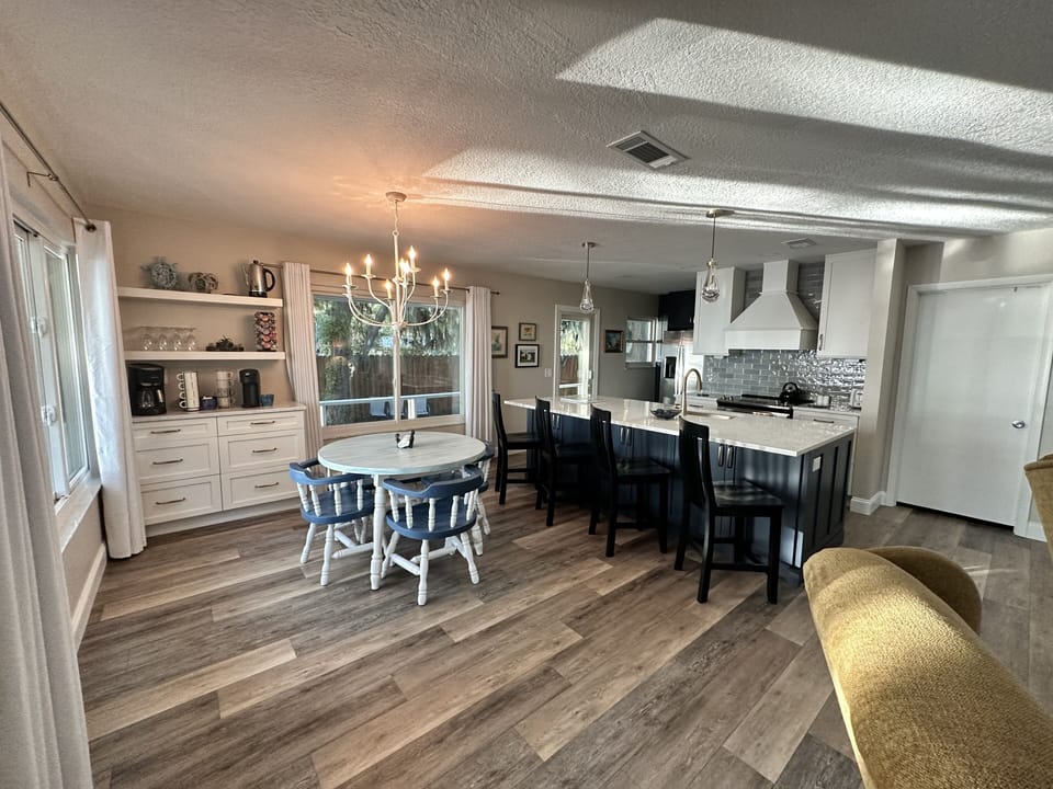Seating for four at the dining table and for four at the island
