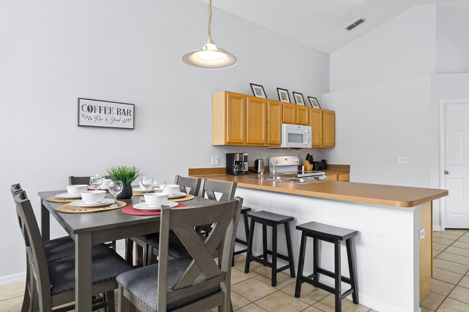 Kitchen / Breakfast Bar