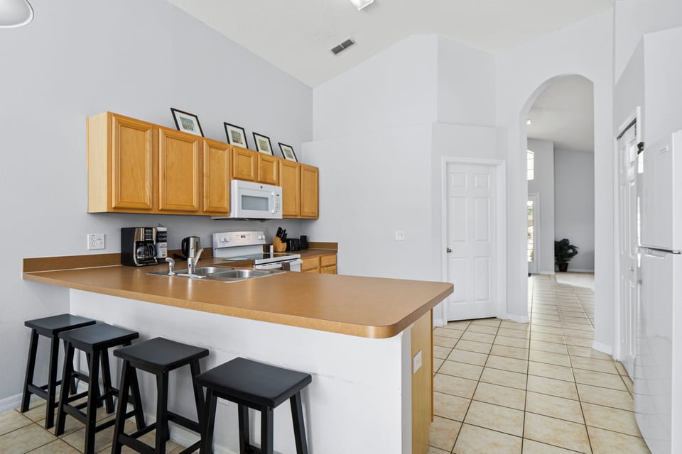 Kitchen / Breakfast Bar