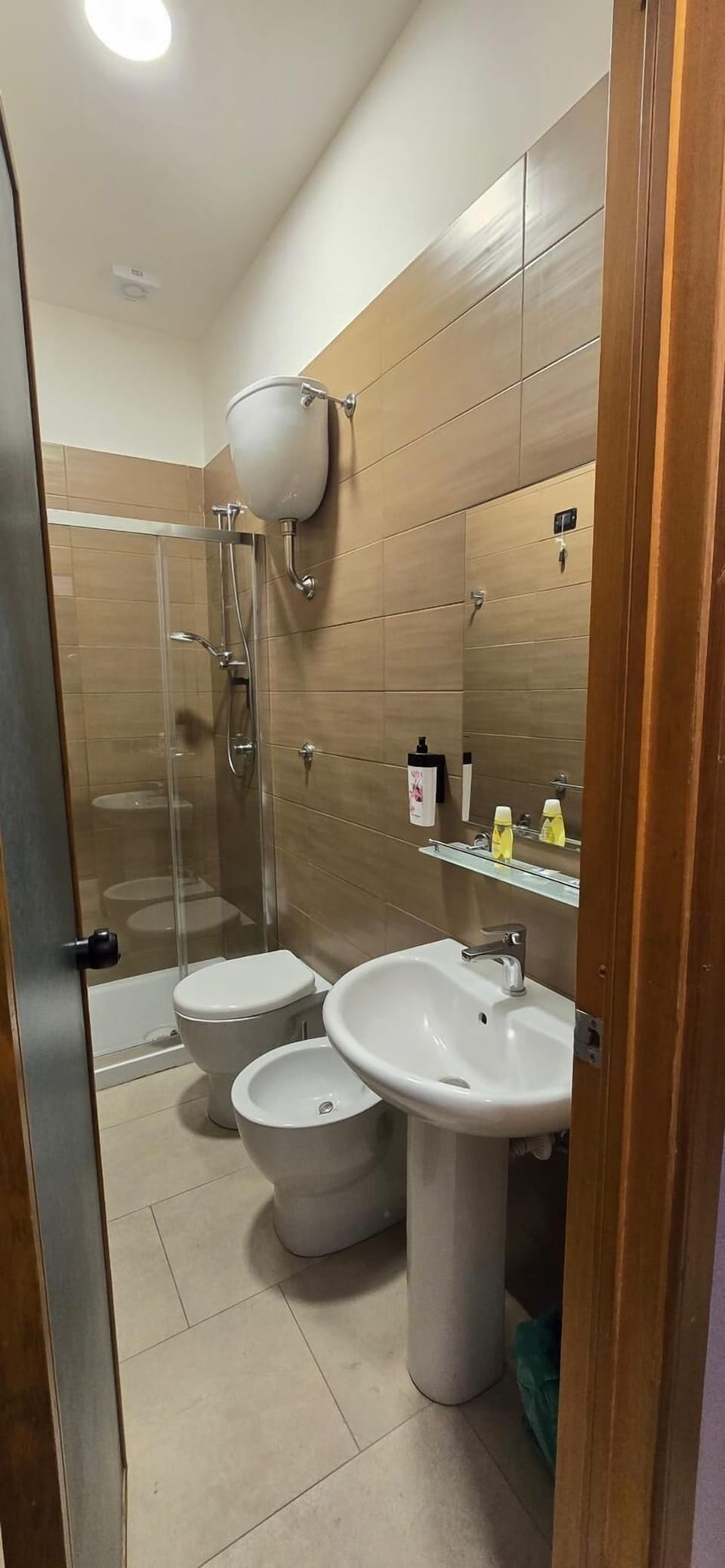 Triple Room | Bathroom | Shower, rainfall showerhead, hair dryer, bidet