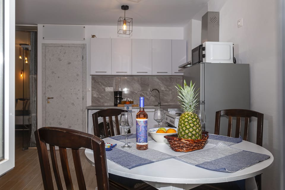 Oven, coffee/tea maker, electric kettle, toaster
