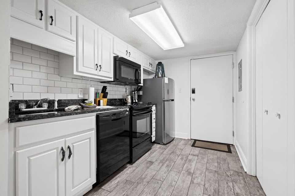 Fully equipped kitchen w/essentials—perfect for cooking, dining, and gathering!