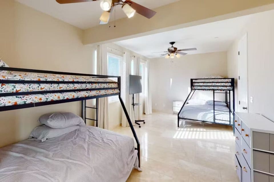 Bright bunk room perfect for groups or kids