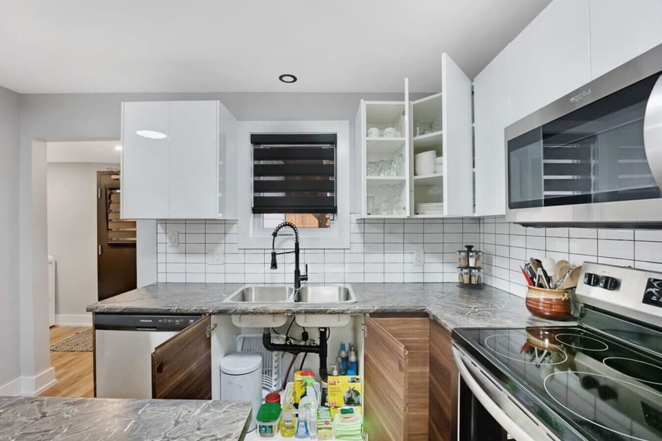 `Unleash your culinary creativity in our stunning modern chef`s kitchen. Equipped with a well-stocked spice rack, high-end appliances, & a spacious island, you`ll have everything you need to prepare gourmet meals. Cook, entertain, & indulge in style.