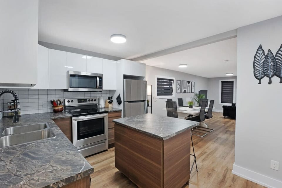 `Cook like a pro in our modern chef`s kitchen. Fully equipped with high-end appliances & a well-stocked spice rack, you`ll have everything you need to whip up delicious meals. Indulge in culinary adventures & enjoy the convenience of a home-cooked me