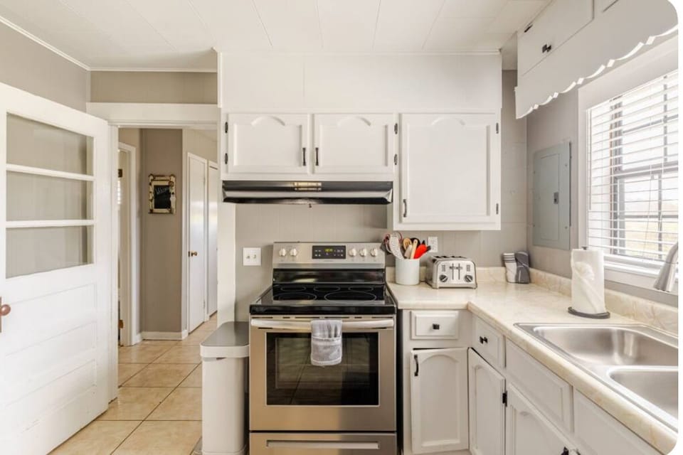 Full kitchen