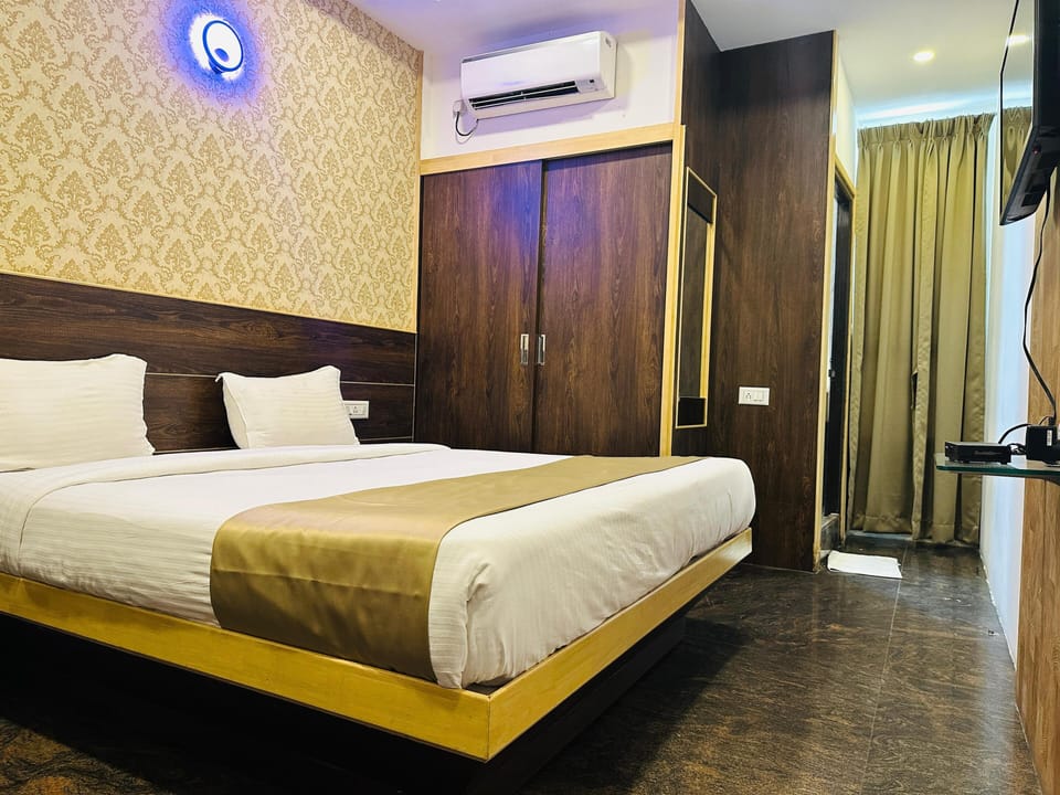 Signature Room | Egyptian cotton sheets, premium bedding, individually furnished, desk