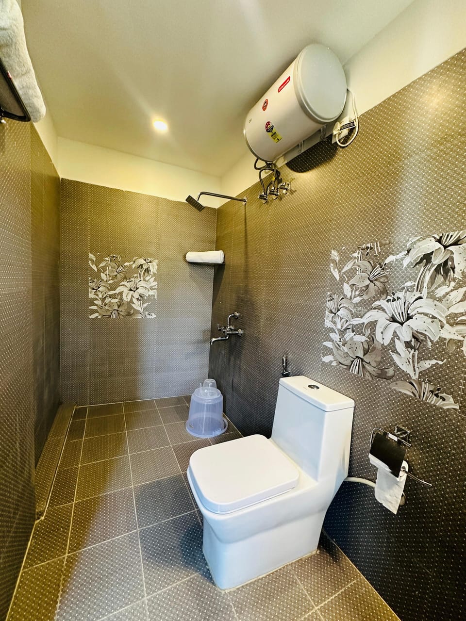 Shower, rainfall showerhead, free toiletries, towels