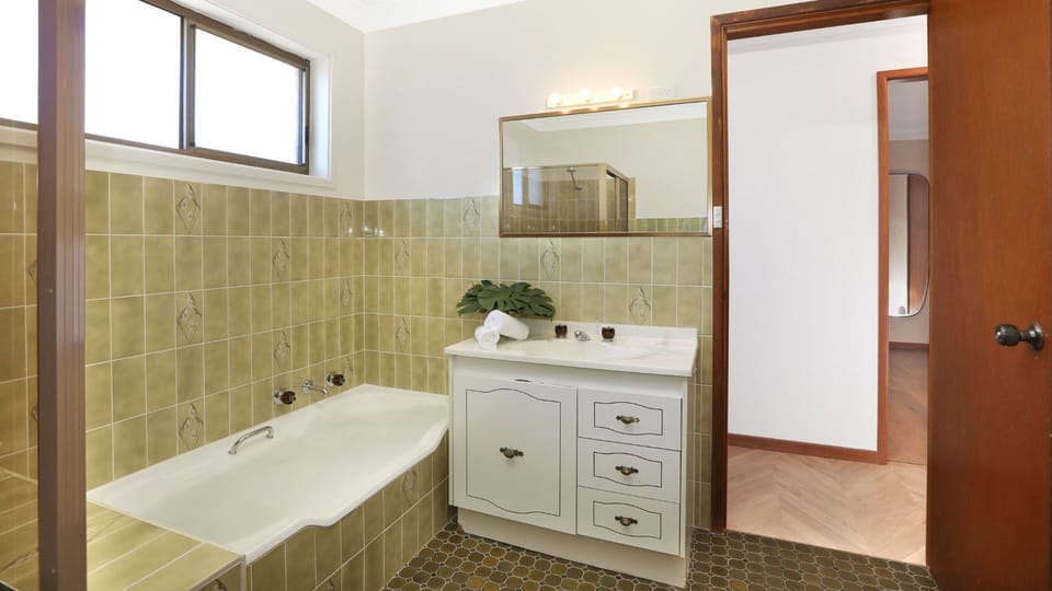 Sylvia's at Currarong | Bathroom | Bathtub