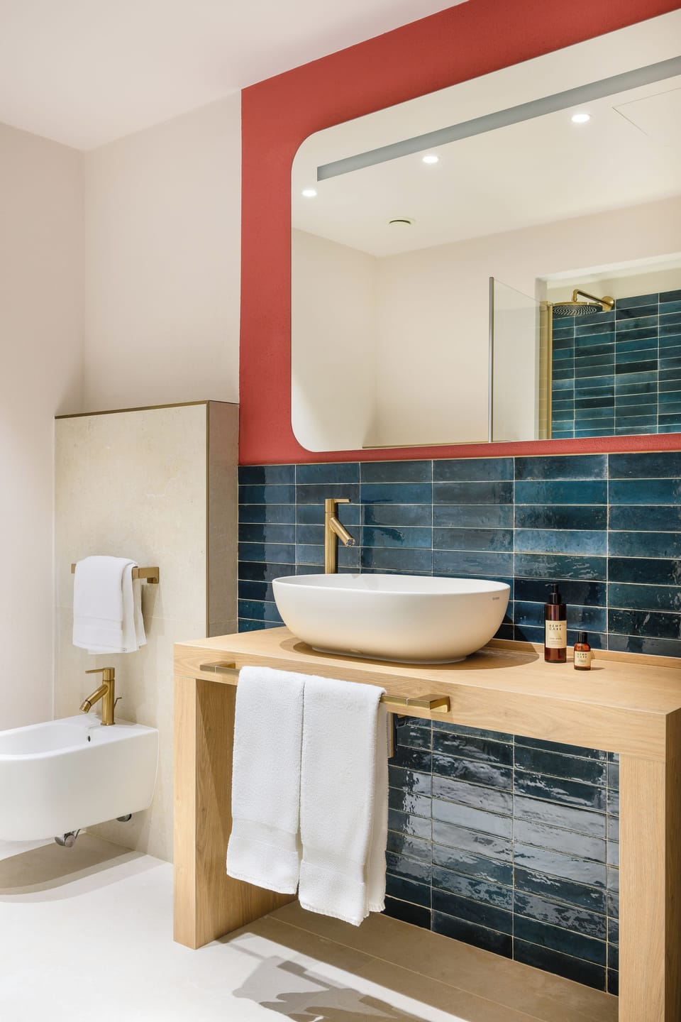 Deluxe Room | Bathroom | Shower, free toiletries, hair dryer, bidet