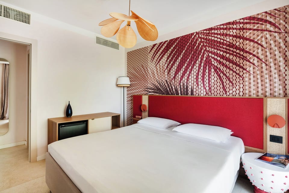 Junior Suite | Minibar, in-room safe, free WiFi, bed sheets